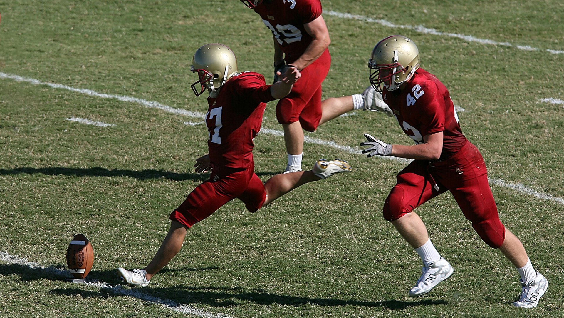 “羽毛球：简阳文体中心赛场上演绝妙击球与战术博弈”